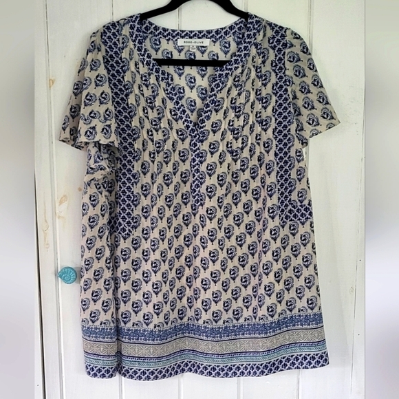 ROSE & OLIVE Blue & Ivory Floral Pintuck Flutter Sleeve - Picture 1 of 7
